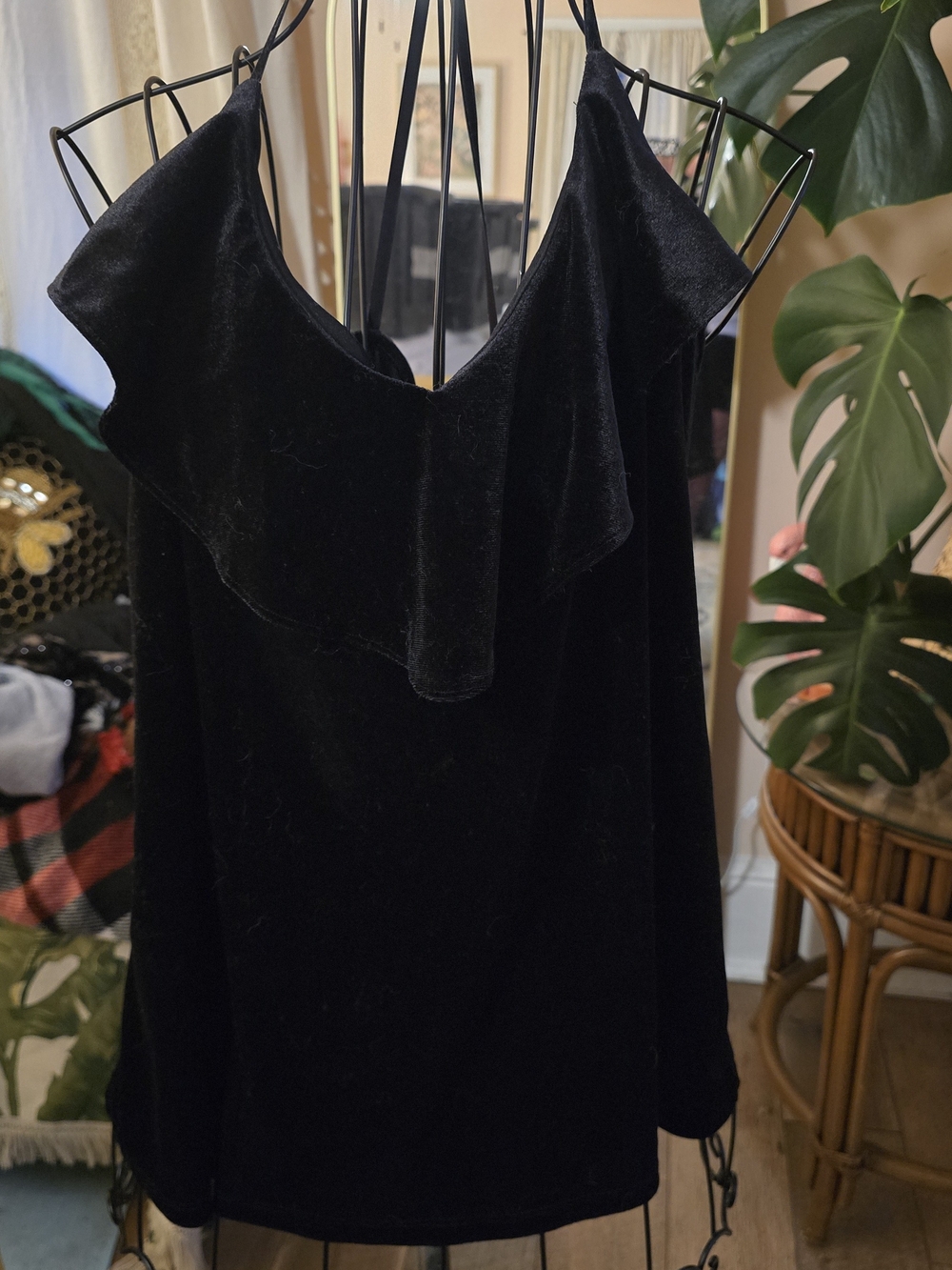🐝🍯Old Navy Black Crushed Velvet Ruffle Neck Cold Shoulder Cami Top L